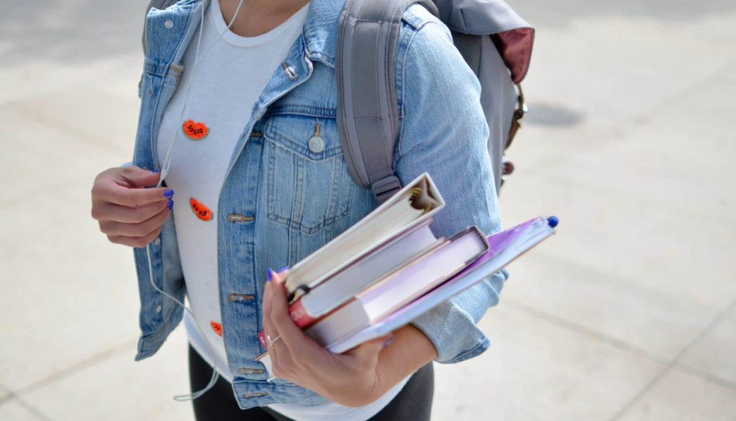 vrouw met boeken