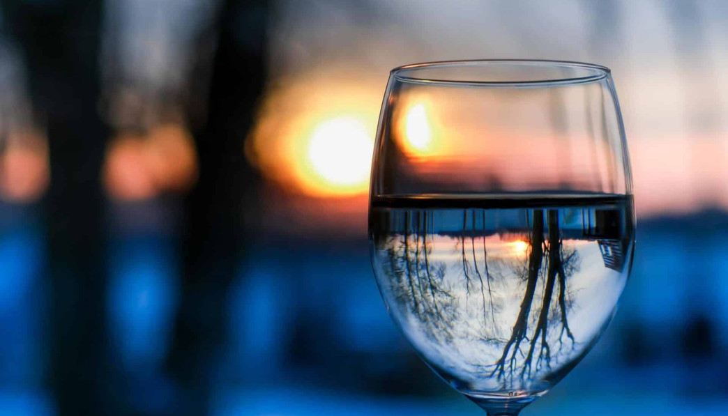 van wijn naar water: zo kwam ik mijn eerste jaar zonder alcohol door.