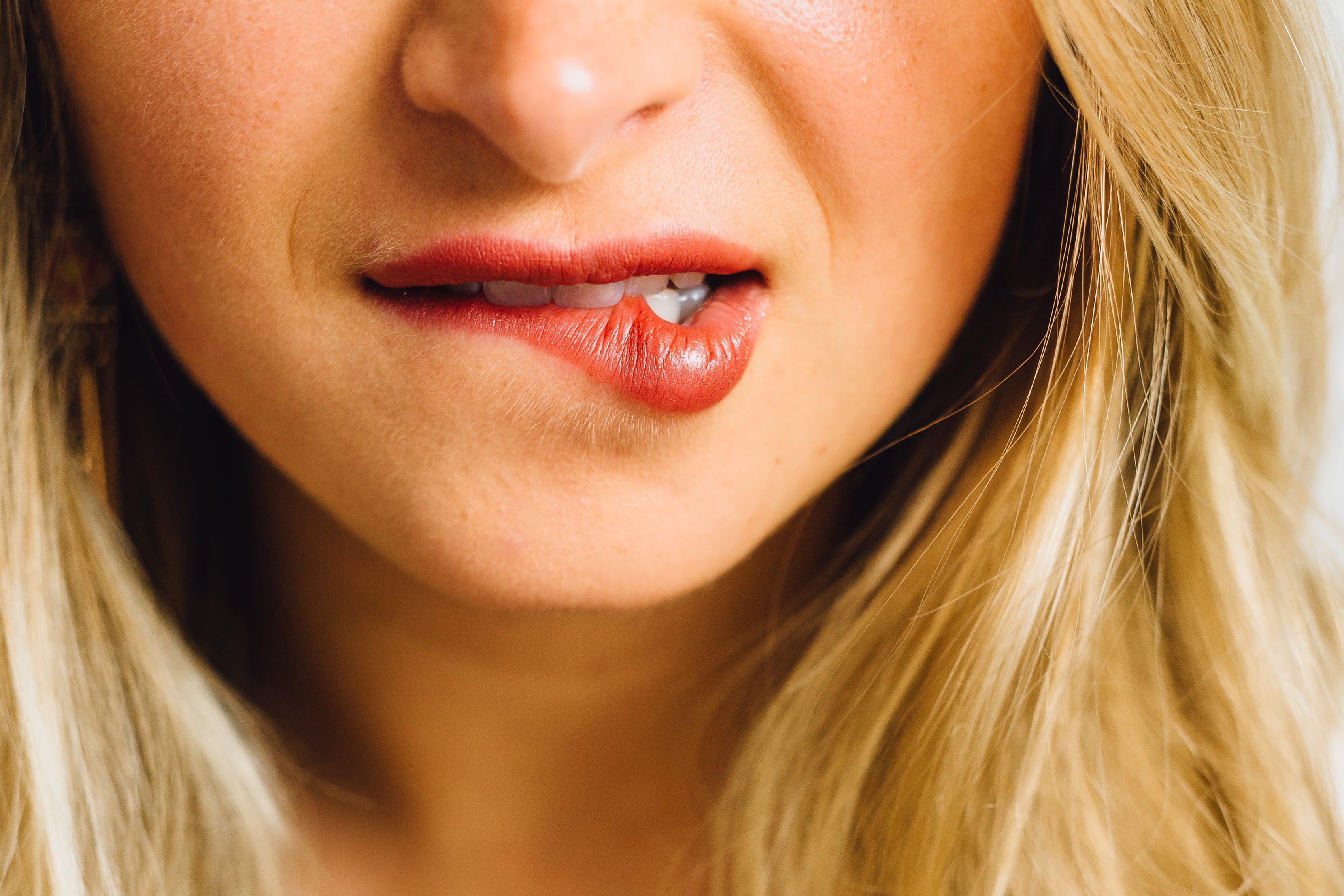 lipbijten