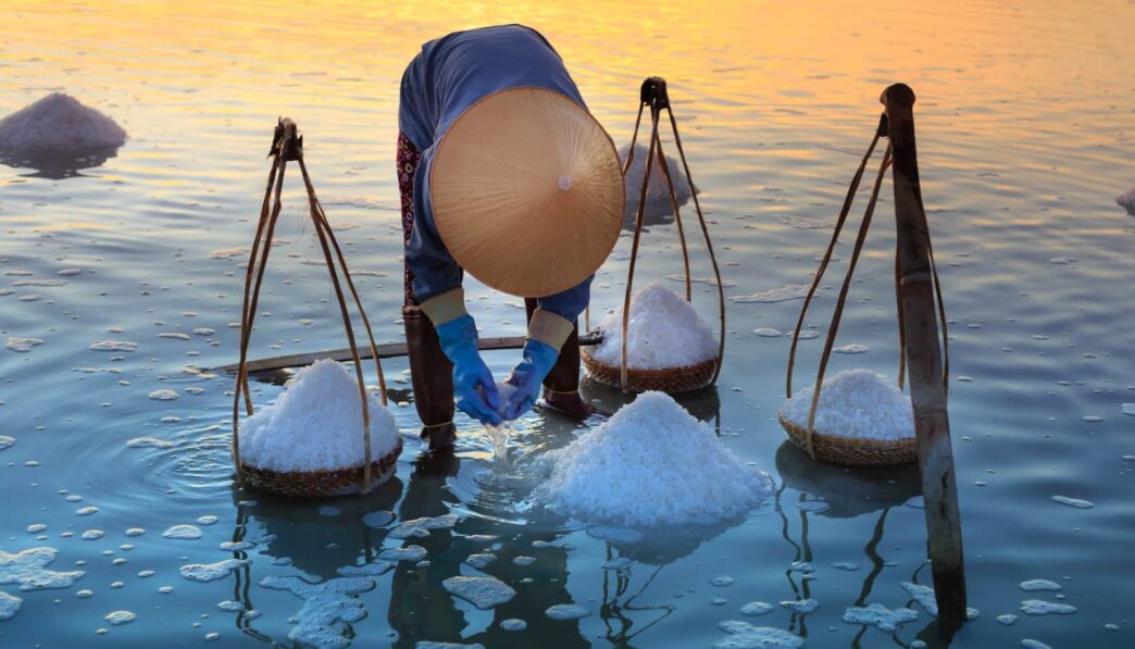 persoon die zout uit het water haalt