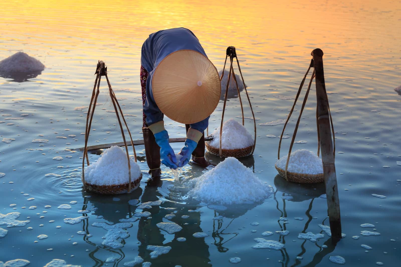 persoon die zout uit het water haalt