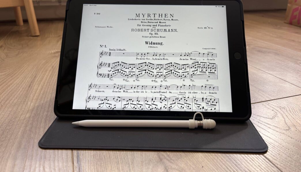 bladmuziek op een iPad met een apple pencil erbij