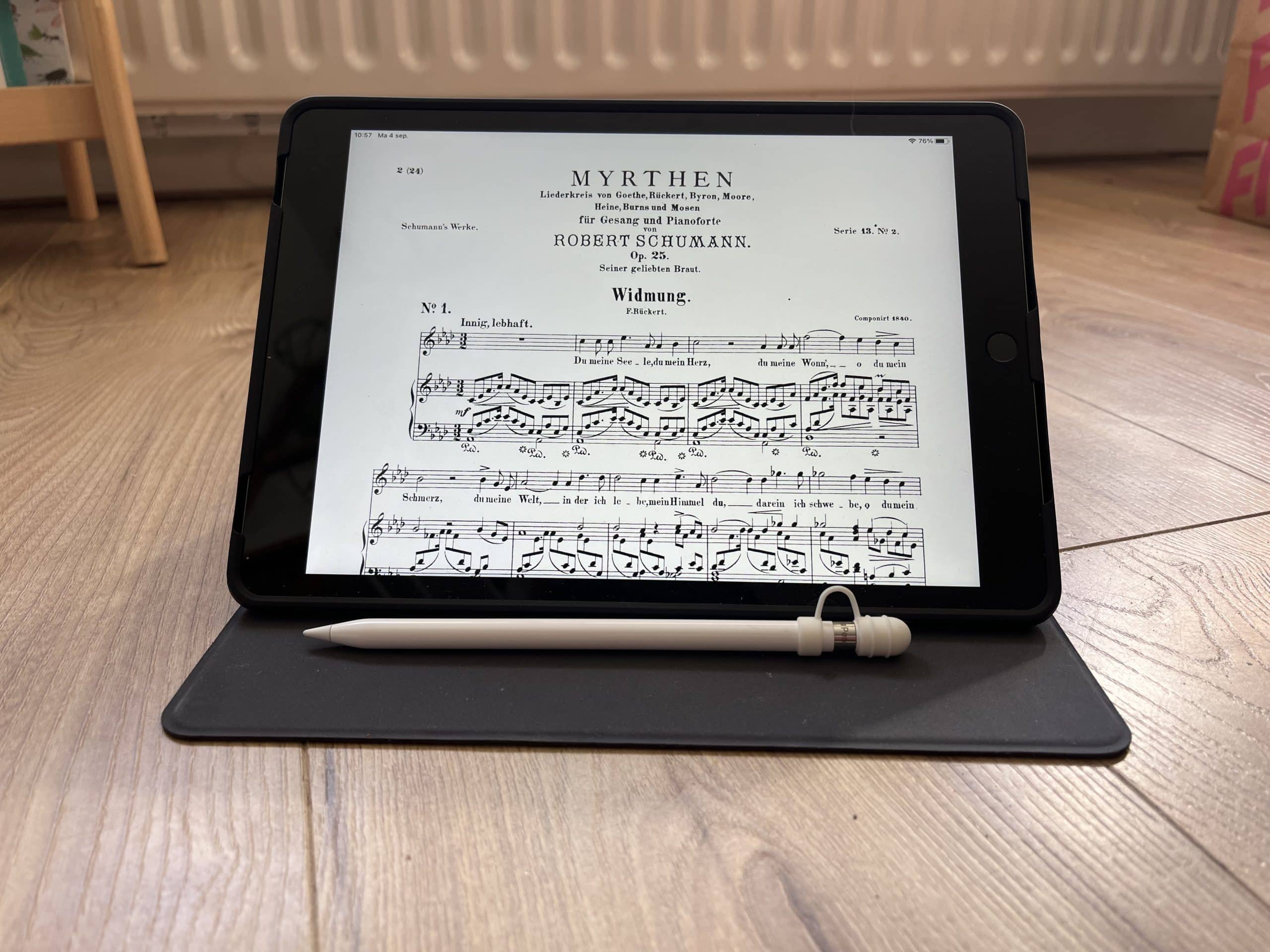 bladmuziek op een iPad met een apple pencil erbij