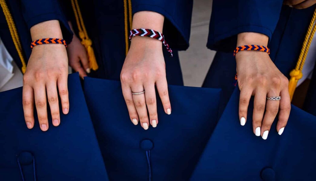 vrouwen met vriendschapsarmbandjes rondom hun pols