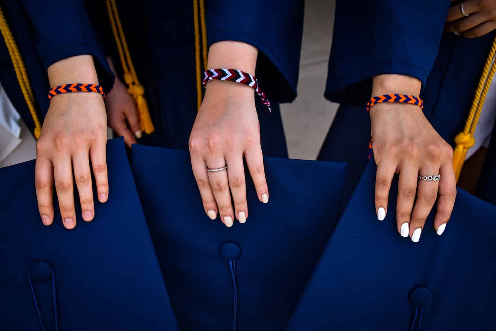 vrouwen met vriendschapsarmbandjes rondom hun pols