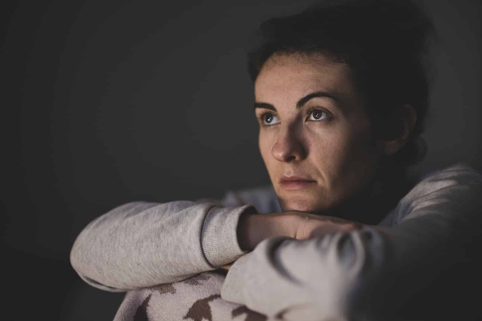 een verdrietige, getraumatiseerde vrouw