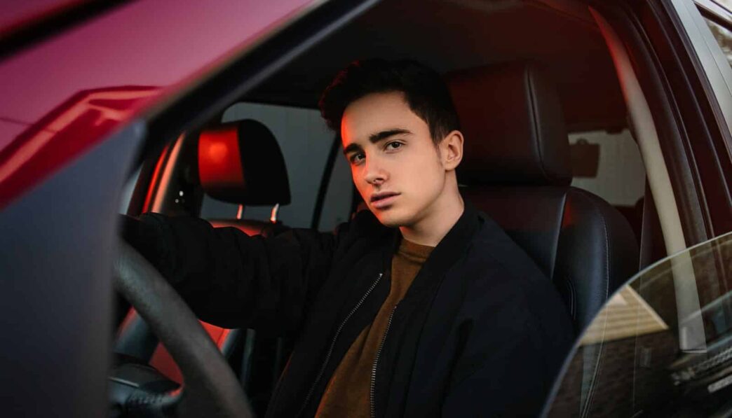 jongen die in een auto rijdt
