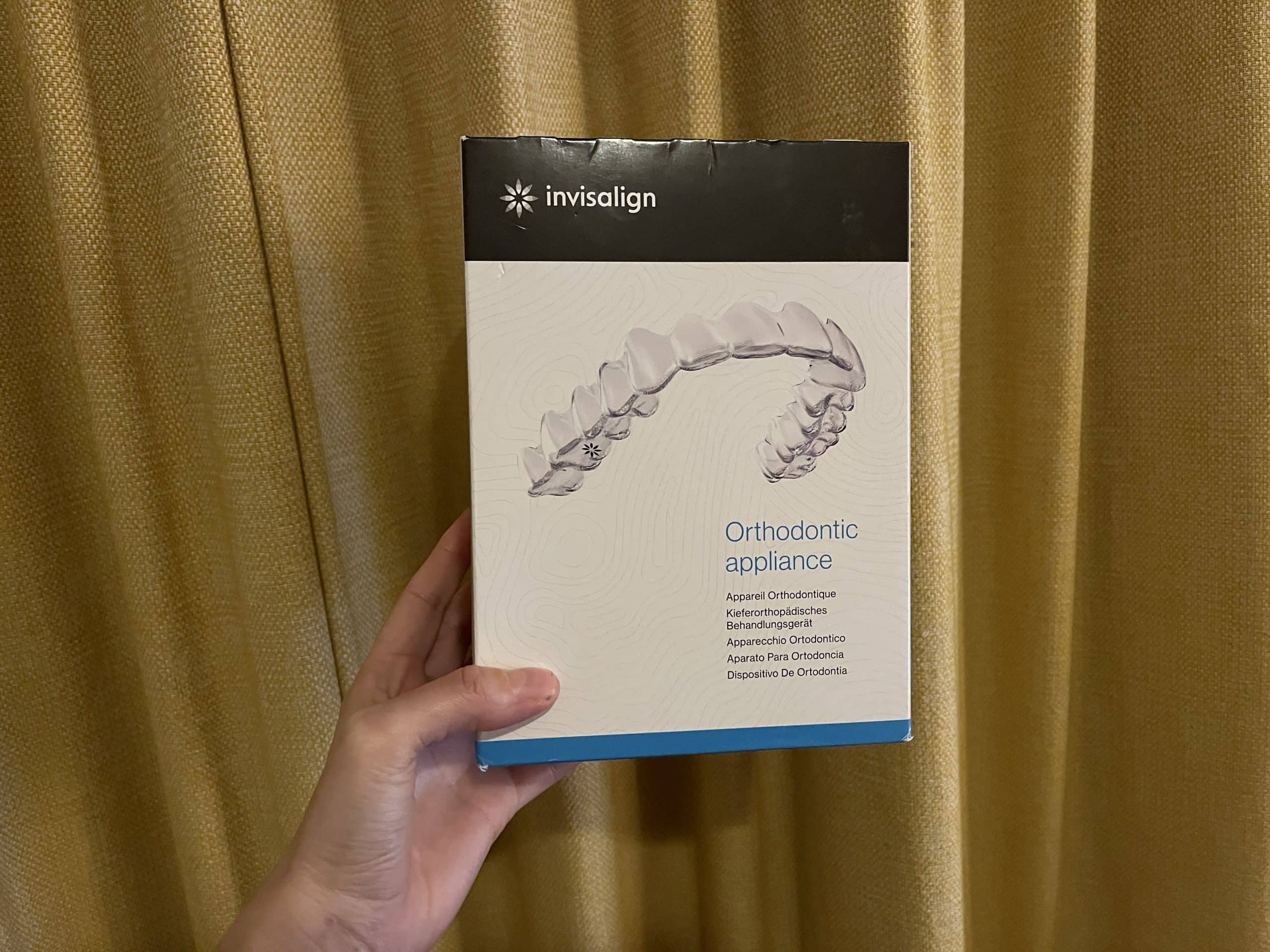 iemand houdt invisalign vast