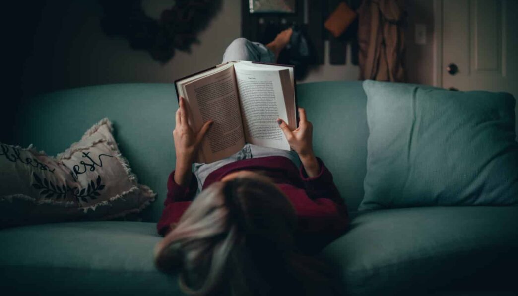 tiener leest een boek