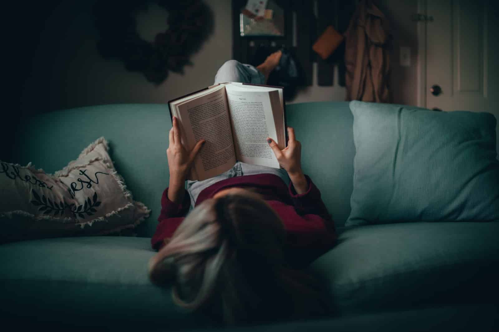 tiener leest een boek