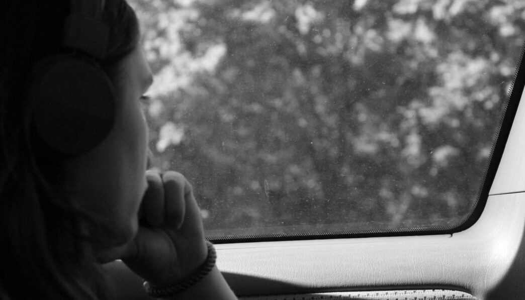 verdrietige vrouw in een auto