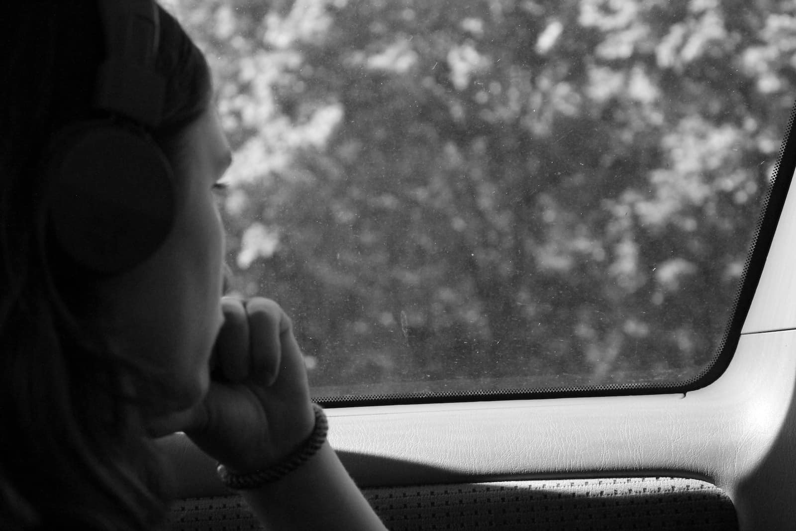 verdrietige vrouw in een auto