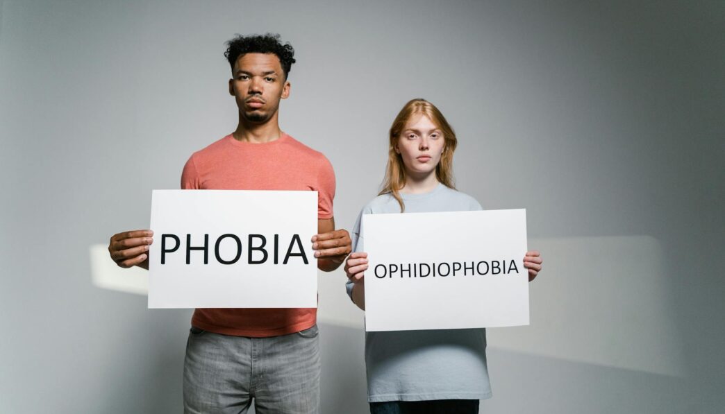 Begrijpen van de angst voor verlatenheid: symptomen, oorzaken en behandelingen