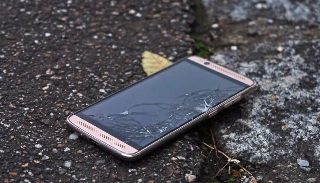 smartphone, mobile, phone, touch screen, screen, display, cellphone, lost, broken, destroyed, defect, black, gold, road
