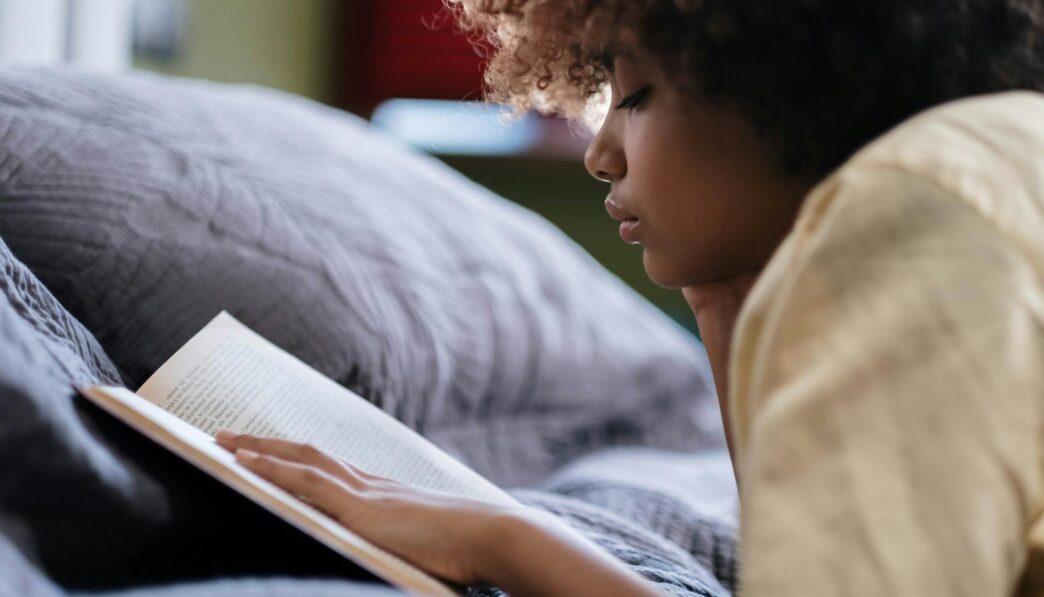 Reading Before Bed: A Week of Improved Sleep and Insights