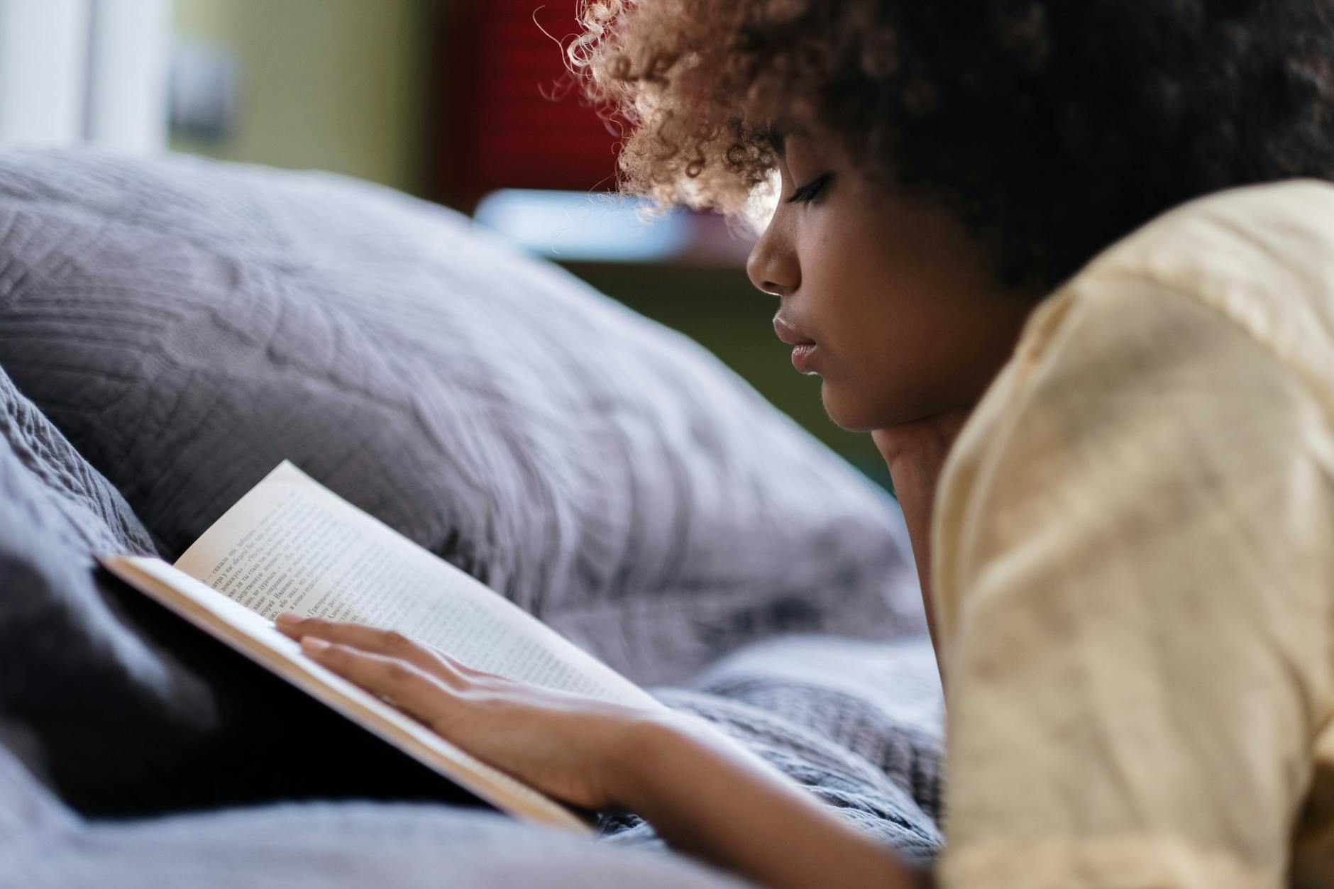 Reading Before Bed: A Week of Improved Sleep and Insights